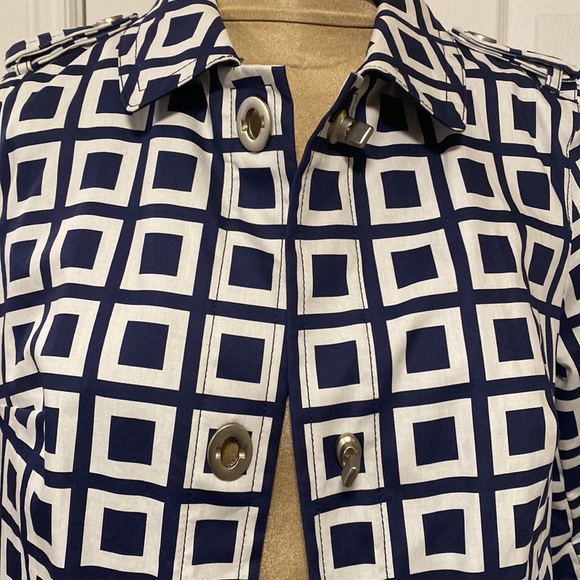 Raincoat Talbots , size 4 (M) , very stylish and comfortable . - Picture 3 of 7